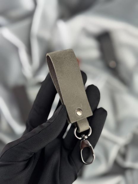 Сірий шкіряний брелок SKILL, модель SL044 Сірий шкіряний брелок SKILL, модель SL044