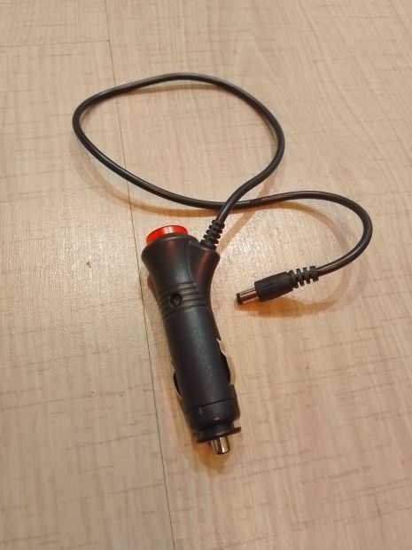 Адаптер в прикуриватель автомбиля 12в выход 2,5 мм