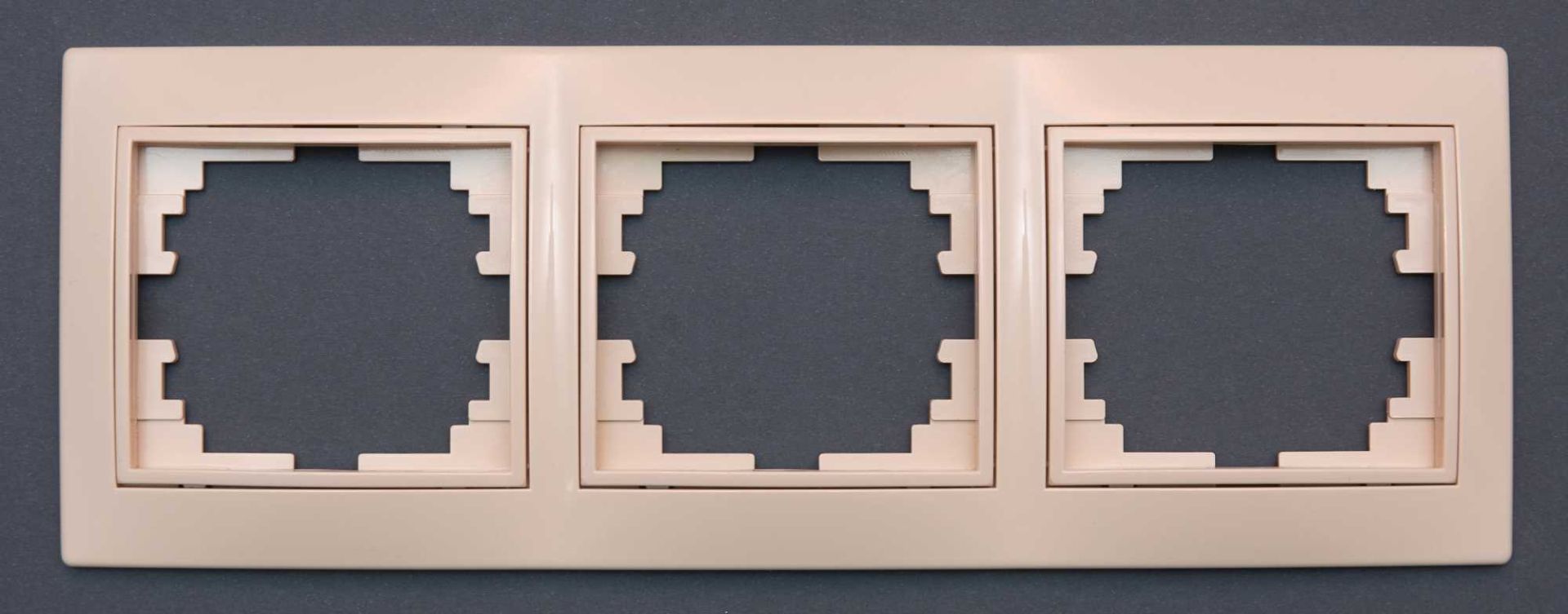 Рамка Valeso РК-1003 3-секційна крем Рамка Valeso РК-1003 3-секційна крем