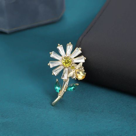 Брошь в виде цветка с белыми кристаллами ромашки