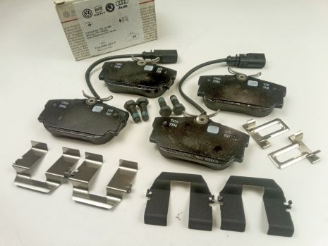 Колодки задние тормозные VW TRANSPORTER T4, VAG (7D0698451F) дисковые (7D0698451F)