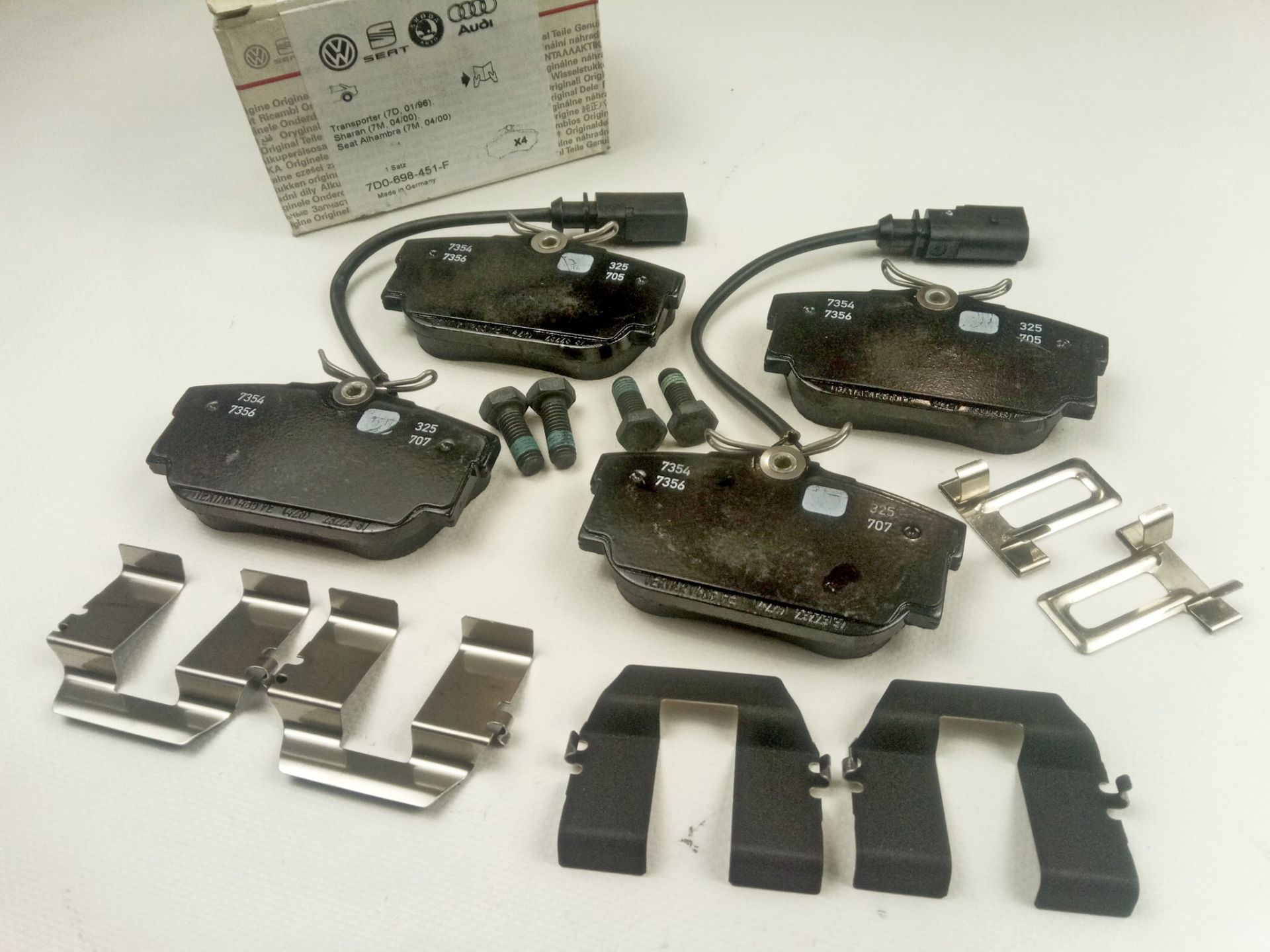 Колодки задні гальмівні VW TransporterT4/Caravelle, Seat Alhfmbra, VAG (7D0698451F) дискові Колодки задні гальмівні VW TransporterT4/Caravelle, Seat Alhfmbra, VAG (7D0698451F) дискові