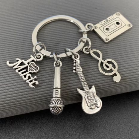 Брелок на музичну тематику гітара скрипічний ключ мікрофон музичні інструменти Брелок на музичну тематику гітара скрипічний ключ мікрофон музичні інструменти