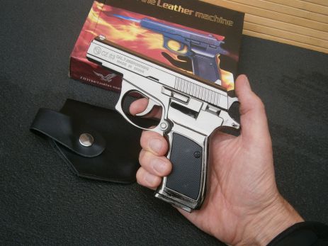 Зажигалка пистолет CZ 83 "Che Zet 83" турбогазовая металлическая сувенирная