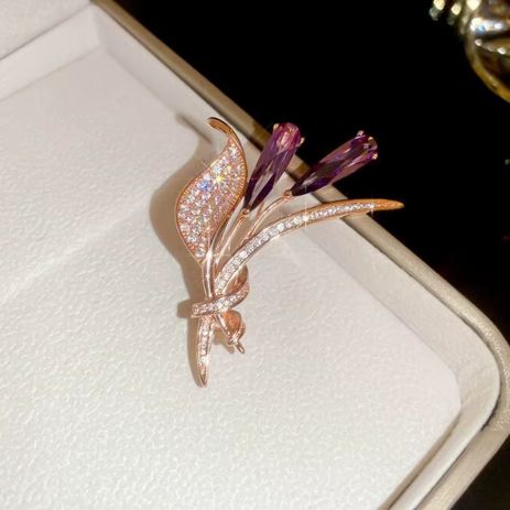 Брошь цветок лилия с кристаллами булавка с фиолетовыми цветами лилии. Брошь цветок лилия с кристаллами булавка с фиолетовыми цветами лилии.