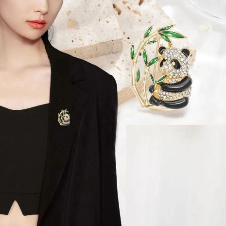 Брошка Панда шпилька у вигляді чарівної панди з бамбуком