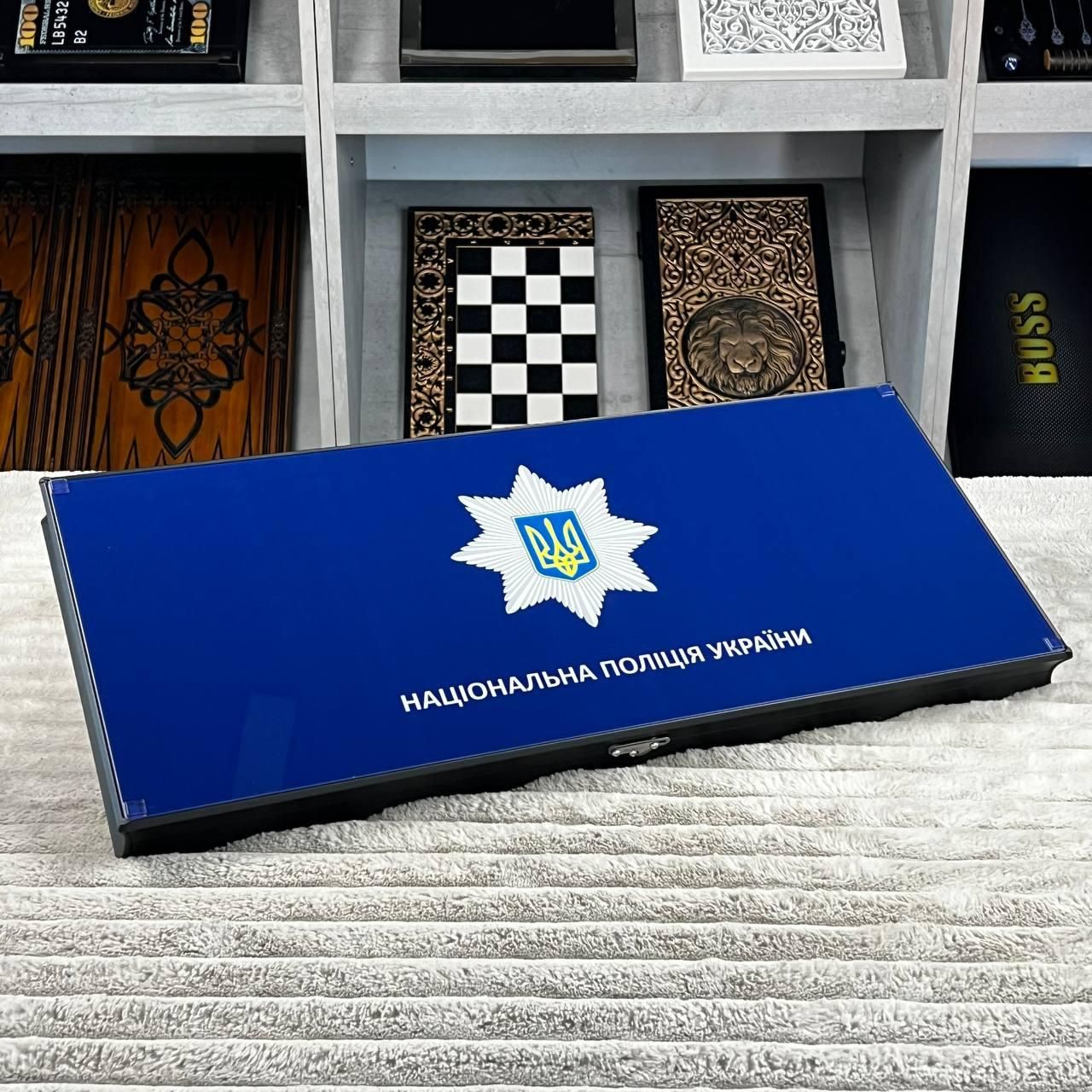 Нарди зі скла з латунними фішками Шеврон 61×27×5см Нарди зі скла з латунними фішками Шеврон 61×27×5см