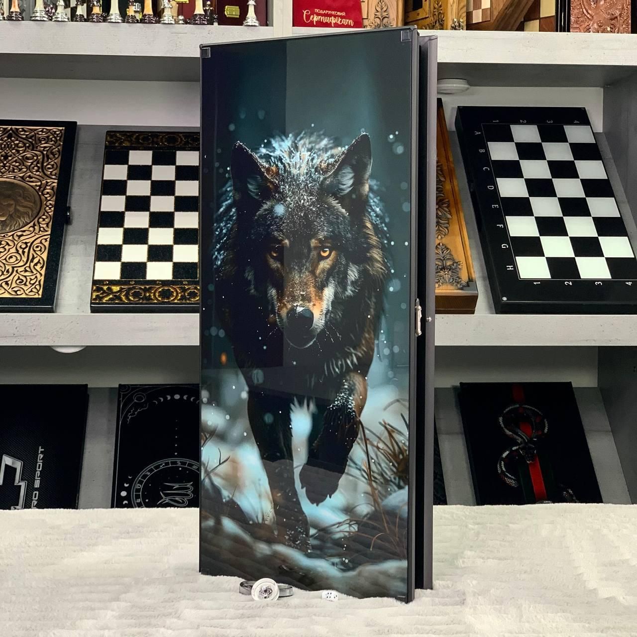 Нарди зі скла в алюмінієвому корпусі Вовк 61×27×5см Нарди зі скла в алюмінієвому корпусі Вовк 61×27×5см