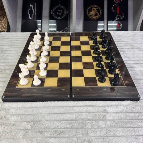 Шахматы с деревянным каркасом и стеклянным игровым полем 64х30см Шахматы с деревянным каркасом и стеклянным игровым полем 64х30см