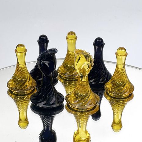Шахові фігури з ювелірної епоксидної смоли з металевим обтяжувачем Шахові фігури з ювелірної епоксидної смоли з металевим обтяжувачем
