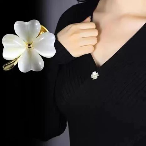 Брошь в виде цветка клевера шпилька белый цветок клевер с кристаллами камней 2 вида