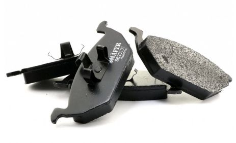 Колодки передние Caddy III/Golf V/Octavia/A3 (уши вверх с датчиком) 03-, SHAFER (SB231311)