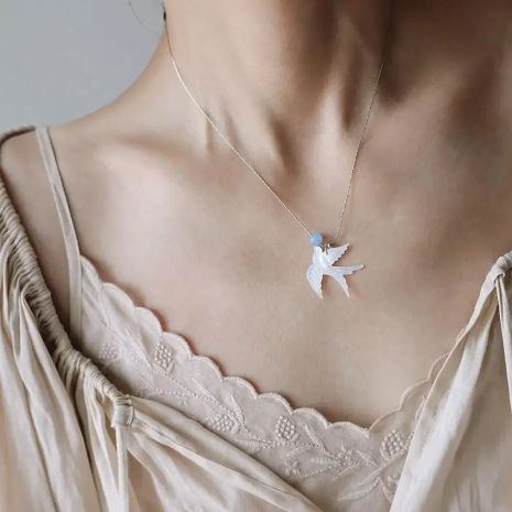 Подвеска птица ласточка кулон на нитке маленькое ожерелье летающая белая птица
