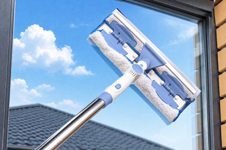 Швабра для миття вікон 2в1 з телескопічною ручкою 135 см та водозгоном 0980