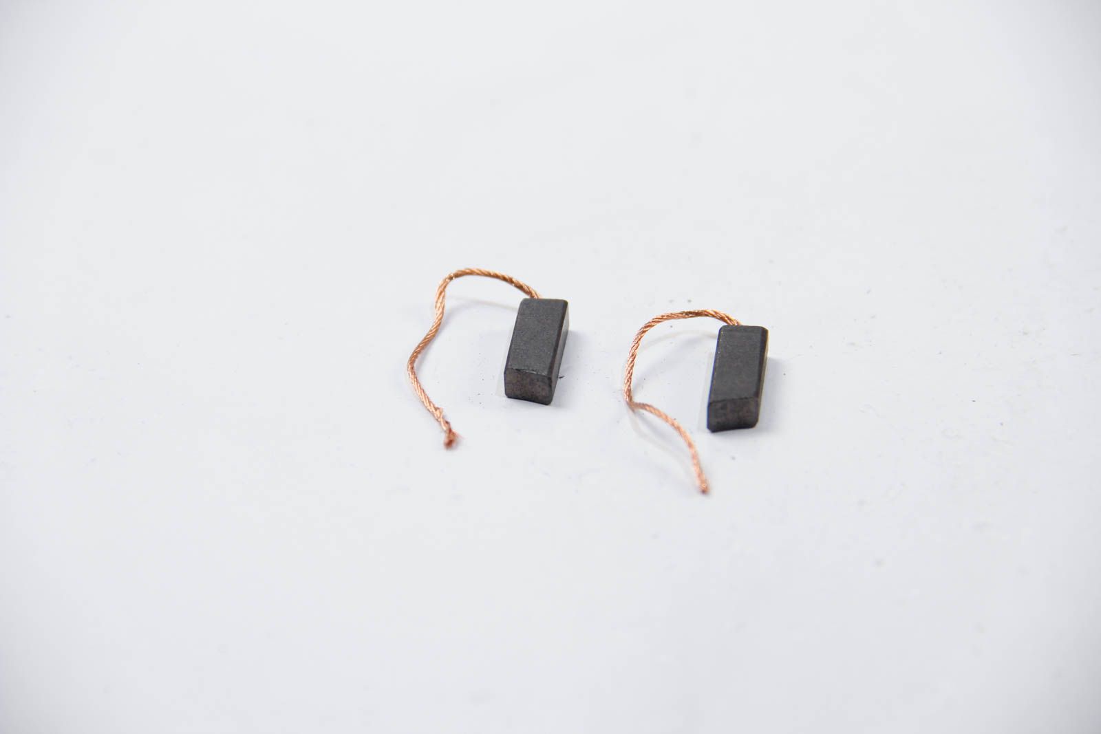 Щетки генератора к-кт 2 шт, POWERMAX (81112125) Щетки генератора к-кт 2 шт, POWERMAX (81112125)