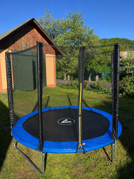 Батут дитячий з сіткою та драбинкою Malatec 252 см (8 ft) Батут дитячий з сіткою та драбинкою Malatec 252 см (8 ft)