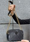 Женская сумка Guess кросс-боди черная с золотой фурнитурой и теснением