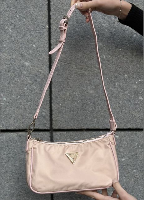 Женская сумка багет Guess розовая