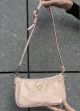 Женская сумка багет Guess розовая