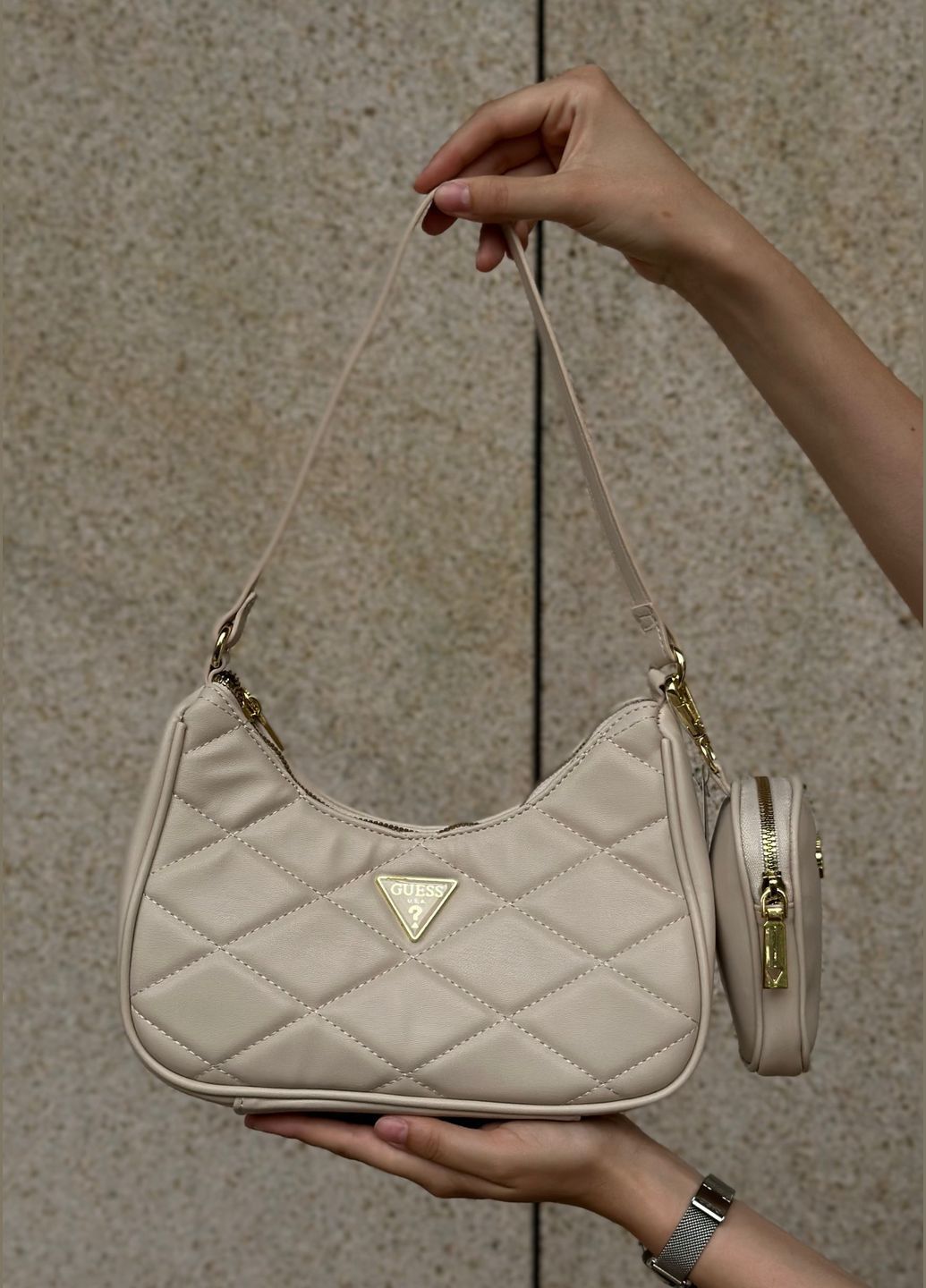 Женская сумка Guess багет бежевая Женская сумка Guess багет бежевая