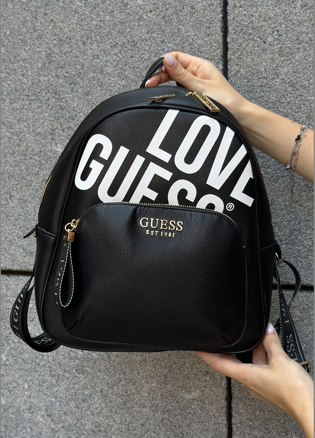Женский рюкзак Guess 048 черно белый Женский рюкзак Guess 048 черно белый