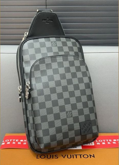 Мужская нагрудная сумка Louis Vuitton Avenue серая в клеточку
