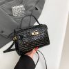 Женская лаковая сумка 8580 рептилия на ремешке кросс-боди через плечо черная Женская лаковая сумка 8580 рептилия на ремешке кросс-боди через плечо черная
