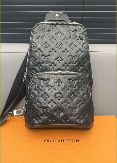Чоловіча нагрудна сумка слінг Louis Vuitton, чорна