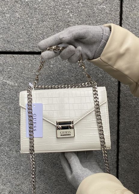 Женская сумка Guess кросс-боди рептилия белая молочная Женская сумка Guess кросс-боди рептилия белая молочная
