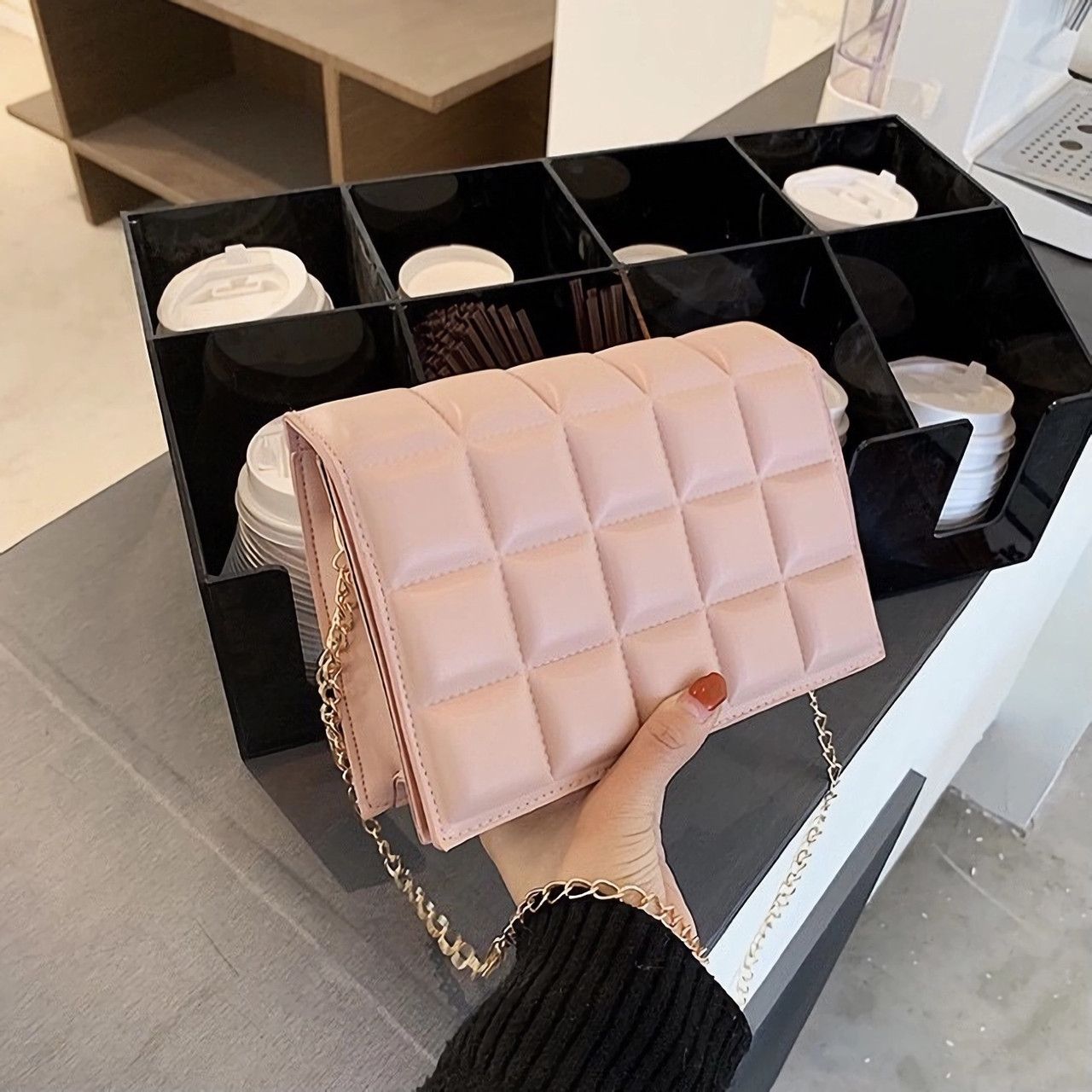 Жіноча маленька класична сумка клатч на ланцюжку рожева Жіноча маленька класична сумка клатч на ланцюжку рожева