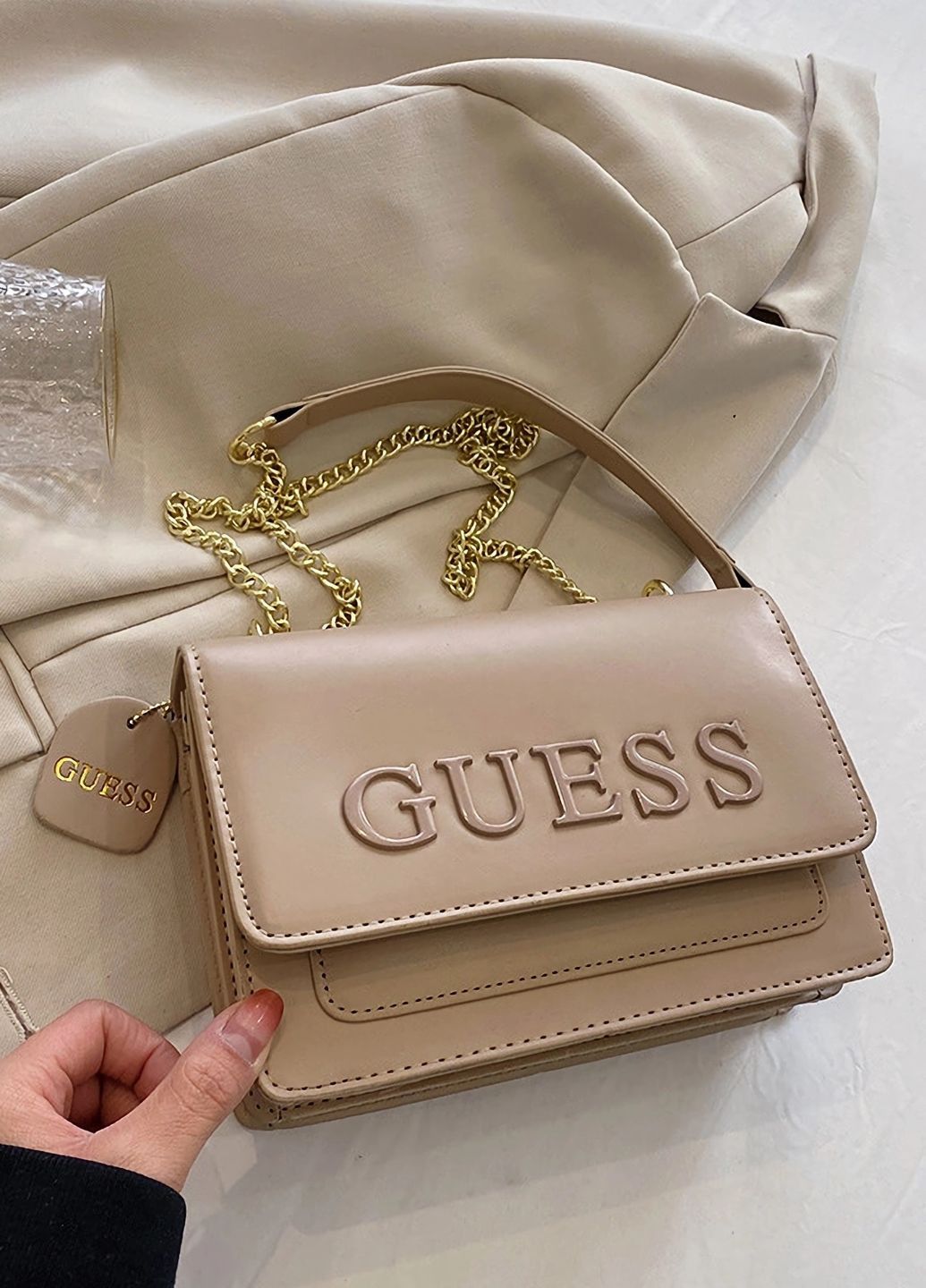 Женская сумка Guess кросс-боди на цепочке бежевая Женская сумка Guess кросс-боди на цепочке бежевая