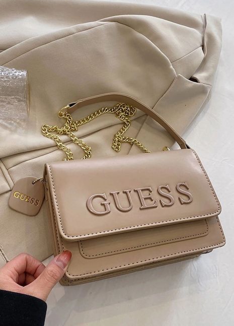 Женская сумка Guess кросс-боди на цепочке бежевая
