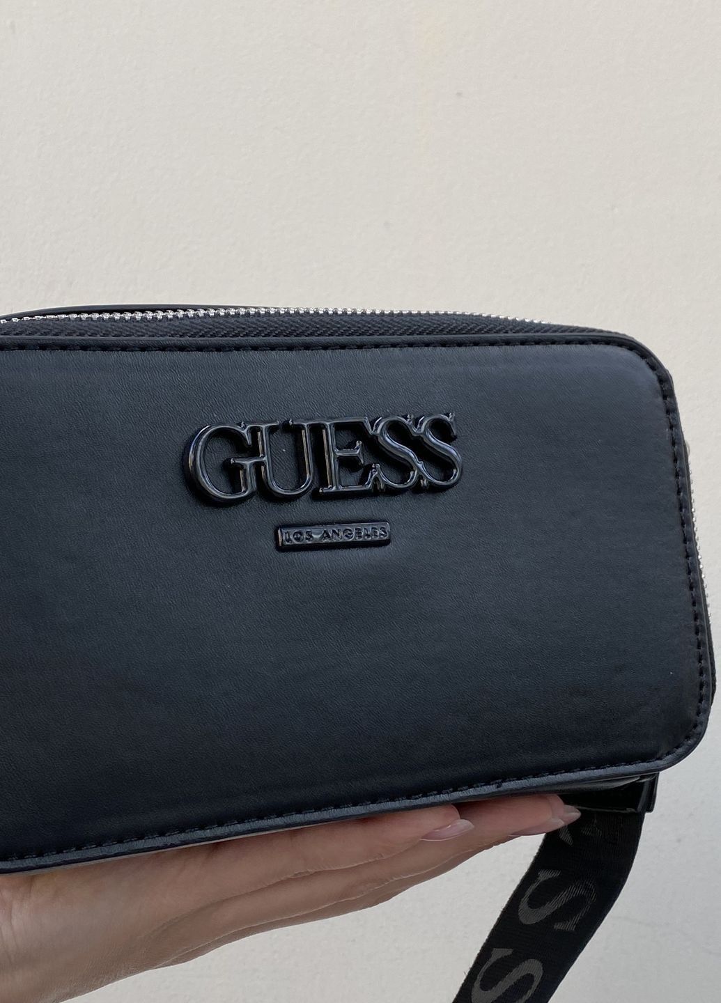 Женская прямоугольная сумка Guess кросс-боди на ремешке черная Женская прямоугольная сумка Guess кросс-боди на ремешке черная