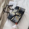 Жіноча сумка на ланцюжку крос-боді з підковою рептилія чорна Жіноча сумка на ланцюжку крос-боді з підковою рептилія чорна