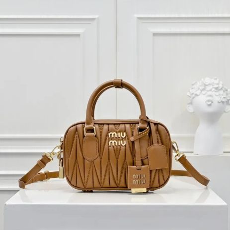 Женская сумка кросс-боди Miu miu 2310 (19×13×6) коричневая Женская сумка кросс-боди Miu miu 2310 (19×13×6) коричневая