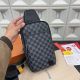 Мужская нагрудная сумка Louis Vuitton Avenue серая в клеточку