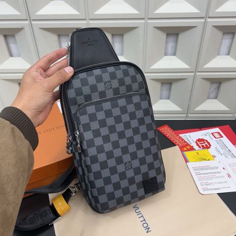 Мужская нагрудная сумка Louis Vuitton Avenue серая в клеточку
