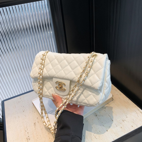 Жіноча сумка Chanel крос-боді біла молочна