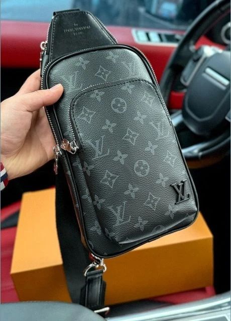 Мужская нагрудная сумка Louis Vuitton маленькая черная с узором