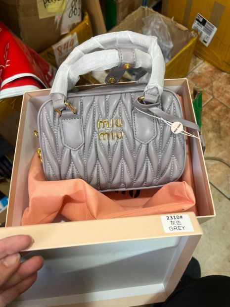 Женская сумка кросс-боди Miu miu 2310 (19×13×6) серая