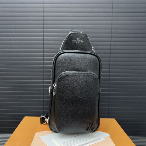 Мужская нагрудная сумка Louis Vuitton маленькая черная Мужская нагрудная сумка Louis Vuitton маленькая черная