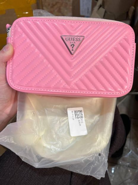 Жіноча сумка Guess 915 кросс-боди світло-рожева Жіноча сумка Guess 915 кросс-боди світло-рожева