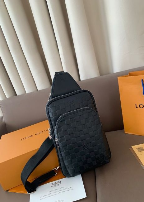 Мужская нагрудная сумка Louis Vuitton Avenue черная в клеточку