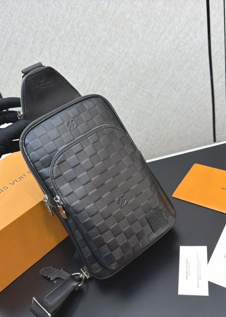 Мужская нагрудная сумка Louis Vuitton Avenue черная в клеточку