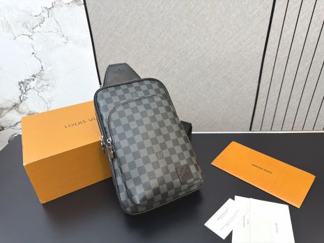Мужская нагрудная сумка Louis Vuitton Avenue серая в клеточку