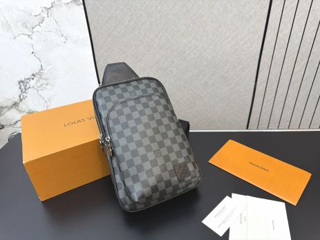 Мужская нагрудная сумка Louis Vuitton Avenue серая в клеточку