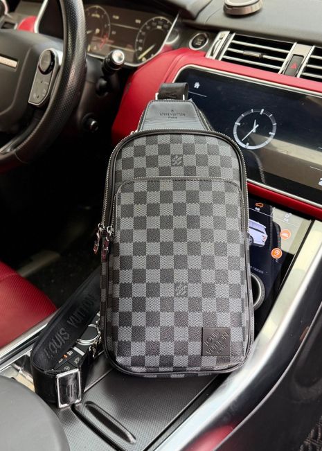 Мужская нагрудная сумка Louis Vuitton Avenue серая в клеточку