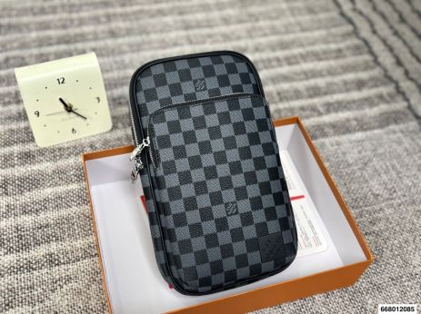 Мужская нагрудная сумка Louis Vuitton Avenue серая в клеточку