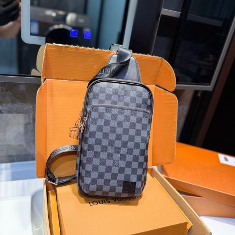 Мужской нагрудный слинг Louis Vuitton Avenue серого цвета в шашечку