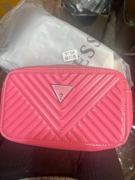 Женская сумка Guess 915 кросс-боди темно розовая Женская сумка Guess 915 кросс-боди темно розовая
